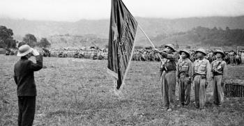 Đại tướng Võ Nguyên Giáp trao lá cờ ''Quyết chiến - Quyết thắng'' của Chủ tịch Hồ Chí Minh tặng các đơn vị lập công trong Chiến dịch Điện Biên Phủ. Ảnh Tư liệu TTXVN