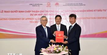 Chủ tịch UBND tỉnh Yên Bái Trần Huy Tuấn đã trao Quyết định chấp thuận chủ trương đầu tư cho Chủ tịch kiêm Tổng giám đốc Tập đoàn Erex Honna Hitoshi.