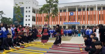 100% trường học ở Yên Bái xây dựng trường học hạnh phúc. (Trong ảnh: Hoạt động ngoại khóa gìn giữ văn hóa truyền thống ở Trường Phổ thông dân tộc nội trú THPT tỉnh).