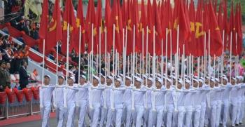 Khối hồng kỳ do các cán bộ, chiến sĩ Trung đoàn 174 đảm nhiệm diễu hành qua lễ đài tại Lễ diễu binh, diễu hành kỷ niệm 70 năm Chiến thắng Điện Biên Phủ
