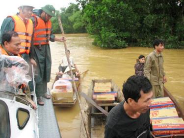 Cứu trợ cho đồng bào vũng lũ ở Hà Tĩnh.