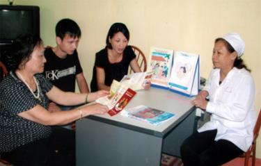 Cán bộ Trung tâm Y tế thành phố Yên Bái tuyên truyền những điều cần biết về HIV/AIDS.