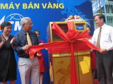 Giám đốc Chi nhánh Ngân hàng Nhà nước Việt Nam Hồ Hữu Hạnh và Tổng giám đốc DongA Bank tại lễ ra mắt máy bán vàng Gold ATM.