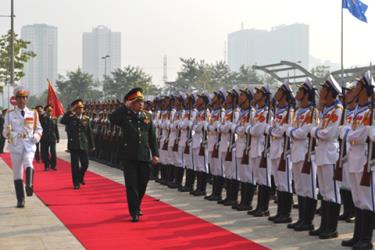 Bộ trưởng Quốc phòng Phùng Quang Thanh trong buổi kiểm tra công tác chuẩn bị cho Hội nghị quốc phòng ASEAn mở rộng.