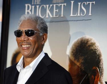 Morgan Freeman tại buổi công chiếu The Bucket List ở Cinerama Dome, Los Angeles năm 2007.