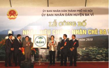 Các lãnh đạo TP Hà Nội và Ba Vì vui mừng công bố logo thương hiệu chè Ba Vì