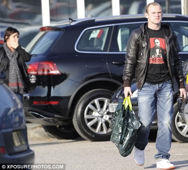 Rooney hộ tống mẹ vợ đi shopping.