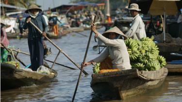 Các nước hạ nguồn sông Mekong nên hoãn các dự án xây đập thủy điện để giữ hệ sinh thái vùng sông Mekong. Trong ảnh: chợ nổi Ngã 5, tỉnh Sóc Trăng