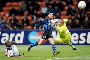 Tiền vệ Zanetti (số 4) ghi bàn mở tỷ số 1 - 0 cho Inter Milan.