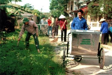 Các hội viên nông dân xã Nam Cường tham gia lao động, vệ sinh ở các đường làng, ngõ xóm.