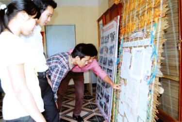 Đoàn viên Thanh niên trong tỉnh Yên Bái đang nô nức tham gia cuộc thi báo ảnh, báo tường với chủ đe an toàn giao thông.
