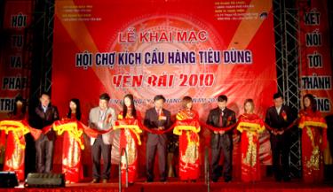 Các đồng chí lãnh đạo tỉnh và UBND thành phố Yên Bái dự lễ cắt băng khai mạc Hội chợ.