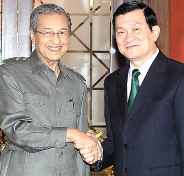 Chủ tịch nước Trương Tấn Sang tiếp cựu Thủ tướng Malaysia Mahathir Mohamad.
