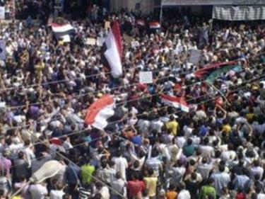 Hàng trăm người biểu tình chống chính phủ tại làng al-Hirak, tỉnh Daraa, Syria. (Nguồn: AP).