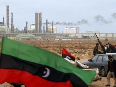 Lá cờ NTC tung bay trên bầu trời Benghazi (Nguồn: Reuters)