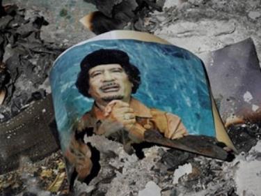 Một tấm ảnh ông Gaddafi bị đốt cháy ở Sirte (Nguồn: Reuters).