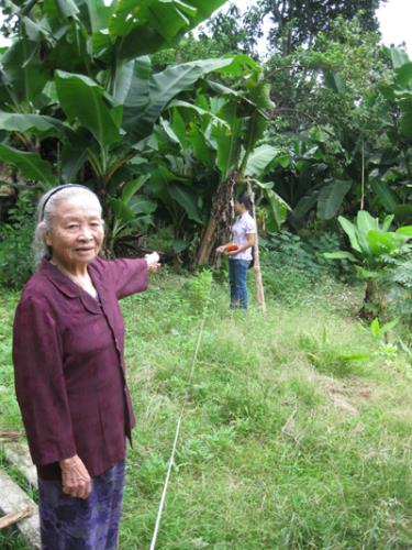 Bà Nguyễn Thị Mười bên khu đất của gia đình hiến tặng cho khu phố xây dựng nhà văn hoá.
