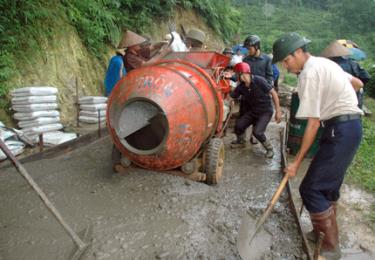 Hiện nay, toàn huyện có 165 km đường xã, liên xã và  307 km đường thôn, bản.