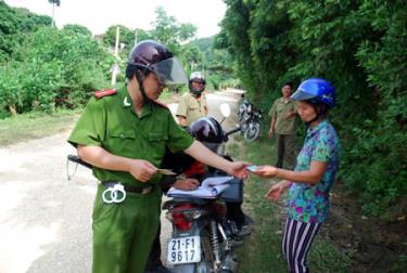 Lực lượng công an xã Lâm Giang phối hợp công an phụ trách địa bàn tuần tra, xử lý vi phạm về trật tự an toàn giao thông.