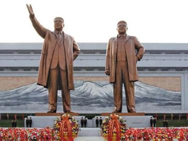 Hai bức tượng cố Chủ tịch Kim Nhật Thành và Kim Jong Il được khánh thành vào tháng 4.