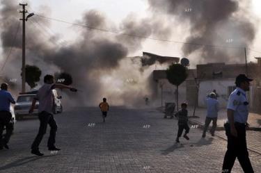 Đạn pháo từ Syria bắn sang khiến người dân Thổ Nhĩ Kỳ tháo chạy.