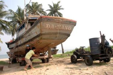 Ngư dân ở phường Thọ Quang (TP Ðà Nẵng) kéo thuyền đưa lên bờ trú bão số 7.