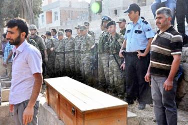 Đám tang của một nạn nhân trong cuộc pháo kích của Syria vào Thổ Nhĩ Kỳ.