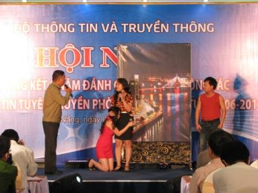 Tiểu phẩm tuyên truyền phòng, chống ma túy được diễn tại hội nghị.