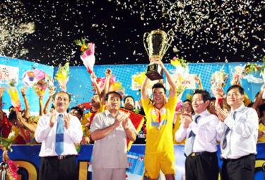 Đội trưởng Ngô Hoàng Thịnh nâng cao Cup U21 quốc gia.