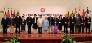 Các đại biểu tham dự Diễn đàn hàng hải ASEAN 2012 chụp ảnh lưu niệm.