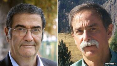 Serge Haroche đến từ Pháp (trái) và David Wineland đến từ Mỹ.