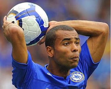 Ashley Cole có thể bị loại khỏi đội tuyển Anh sau những phát ngôn của mình trên Twitter.