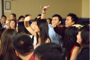 Cả hội trường của trường đại học Texas, Mỹ rộn ràng trong những điệu nhảy.