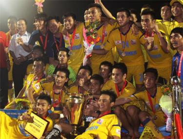 Với nòng cốt là các cầu thủ U21 SL Nghệ An, đội chủ nhà quyết tạo ra bất ngờ
 

