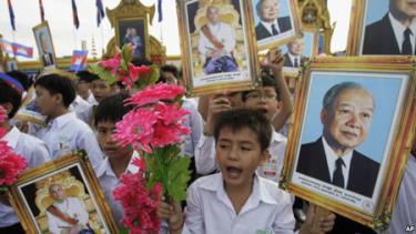 Học sinh Campuchia cầm ảnh của cựu quốc vương Norodom Sihanouk trong ngày mừng Lễ Quốc Khánh Campuchia ở Phnom Penh, 9/11/2011.