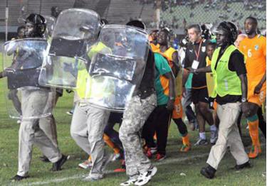 Yaya Toure được cảnh sát bảo vệ rời sân.