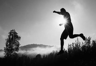 Một thí sinh tham dự cuộc thi thử thách sức chịu đựng của con người Tough Mudder 2012 ở Sydney.