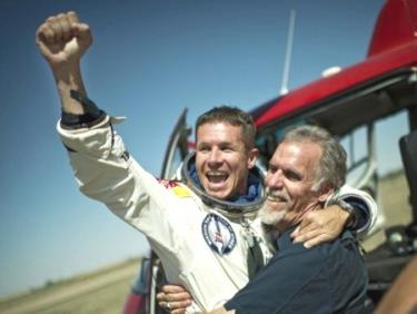 Felix Baumgartner (trái) đã lập lên kỳ tích