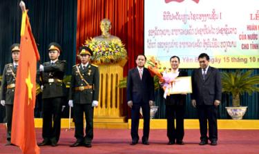 Đồng chí Bun Phêng Sai No Đi - Ủy viên Ban Thường vụ, Trưởng Ban tổ chức Tỉnh ủy Viêng Chăn trao Huân chương Lao động hạng nhất của nước CHDCND Lào cho tỉnh Yên Bái