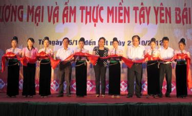 Đồng chí Ngô thị Chinh – Phó chủ tịch UBND tỉnh, lãnh đạo sở Văn hoá Thể thao và Du lịch, sở Công Thương và thị xã Nghĩa Lộ cắt băng khai mạc Hội chợ.