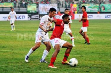 Sau trận hòa 0-0 tại Bung Tomo, Indonesia, tuyển Việt Nam (trắng) và Indonesia đều muốn có chiến thắng trước đối thủ trước thềm AFF Cup 2012