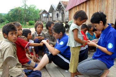 Thanh niên tình nguyện với trẻ em vùng sâu.