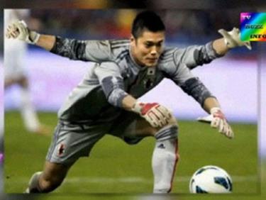 Bức ảnh ghép thủ môn Nhật Bản Eiji Kawashima với bốn cánh tay.