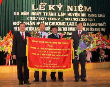 Chủ tịch UBND tỉnh Phạm Duy Cường trao cờ thêu của Tỉnh ủy, HĐND, UBND, Ủy ban MTTQ tỉnh cho Đảng bộ, lực lượng vũ trang và nhân dân các dân tộc huyện Mù Cang Chải.