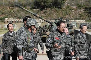 Ông Lee Myung-Bak thăm đảo Yeonpyeong.
