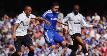 Tottenham (áo trắng) có lợi thế sân nhà và phong độ khá tốt gần đây.