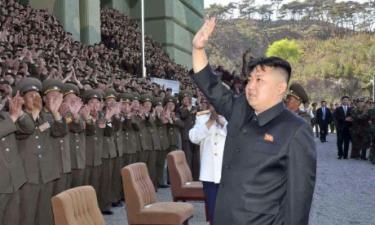 Lãnh đạo Triều Tiên Kim Jong un trước đông đảo sỹ quan quân đội.
