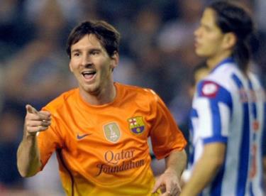 M10 mừng bàn thắng trước hàng thủ Deportivo.