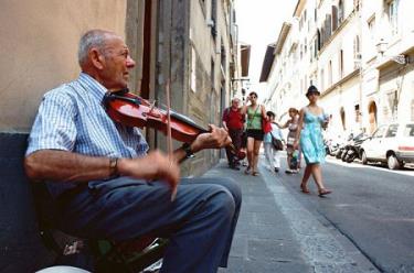 Người nghệ sĩ già trên đường phố Florence, Ý.