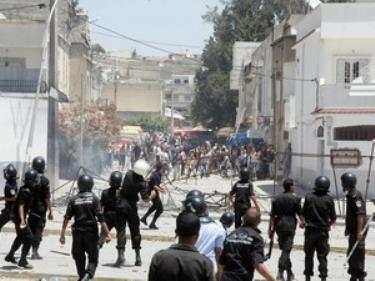 Xung đột giữa những người biểu tình và cảnh sát Tunisia.